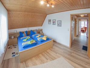 3 bedrooms, travel cot, WiFi