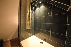 Habitación doble estándar | Baño | Regadera, amenidades de baño gratuitas, secadora de cabello, batas 