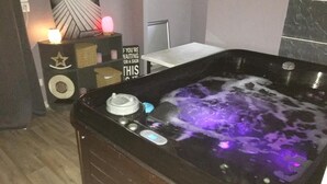 Un jacuzzi con un panel de control, un letrero y un adorno en un estante.