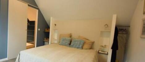 1 bedroom, individually decorated, individually furnished, desk