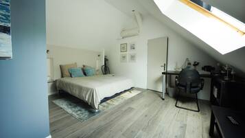 1 chambre, décoration personnalisée, ameublement personnalisé, bureau