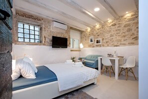 Comfort Studio | Individually furnished, free WiFi, bed sheets
