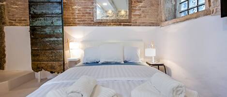 Individually furnished, free WiFi, bed sheets