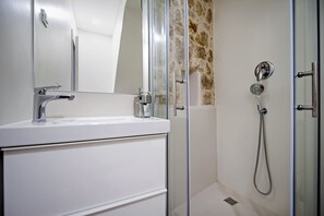 Studio Comfort | Badrum | Dusch, hårtork och handdukar