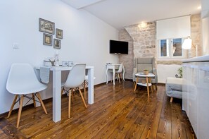Deluxe Apartment | Living area | Flat-screen TV - Luna Rooms and Studios (Rovinj)