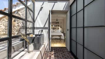 Ropa de cama de alta calidad y minibar