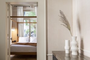 The Novel Suite | Living room | 40-inch flat-screen TV with digital channels, TV, Netflix - Monsieur Didot (Athens)