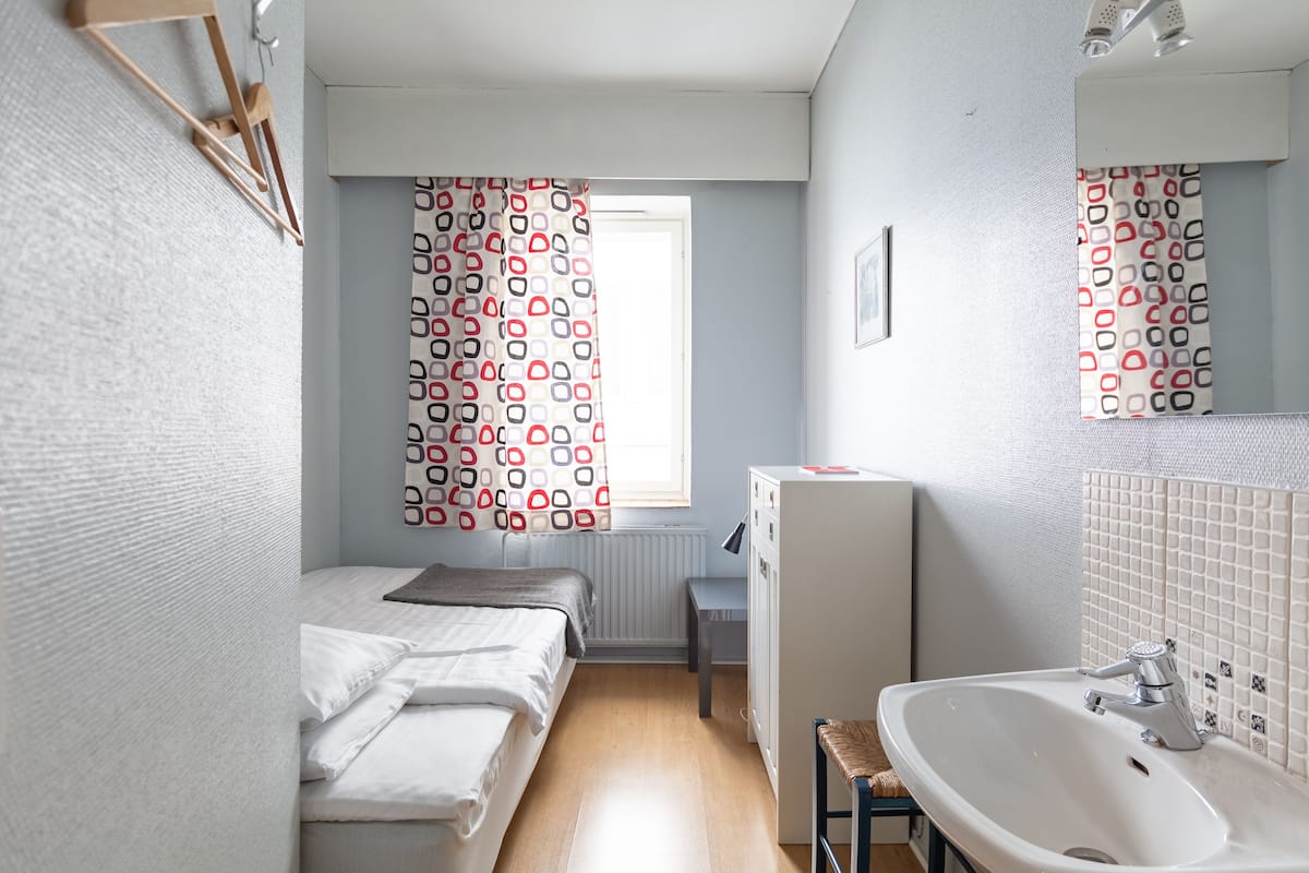 Eenpersoonskamer, gedeelde badkamer | Individueel gedecoreerd, individueel gemeubileerd, gratis babybedden