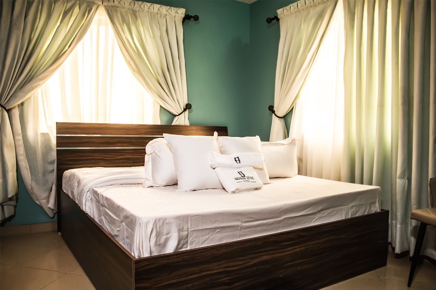 مكتب ومساحة عمل للكمبيوتر المحمول وستائر تعتيم وواي فاي مجانًا