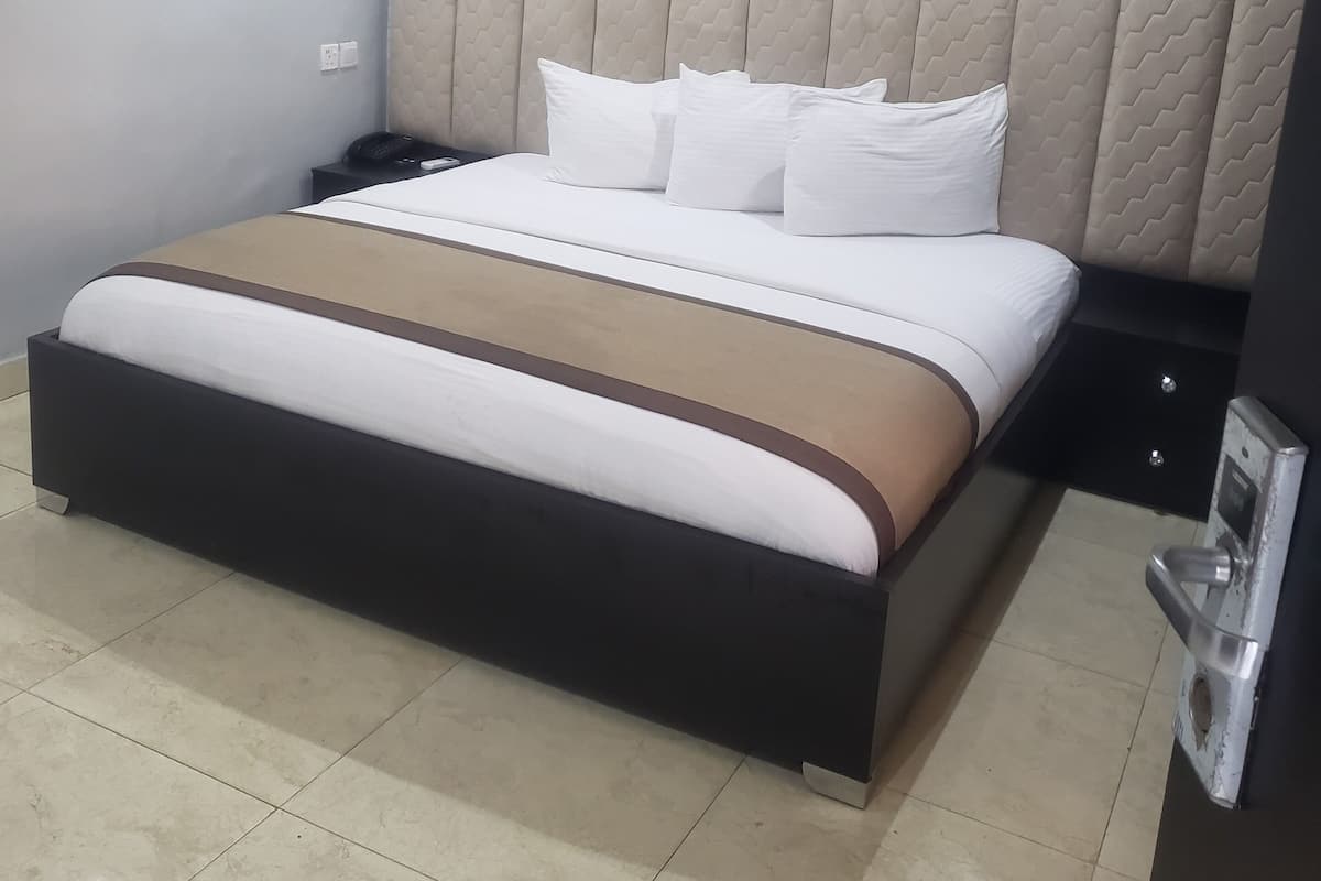 Escritorio, espacio para trabajar con laptop y cortinas blackout