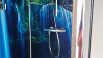 Dusch, regndusch, handdukar och tvÄl