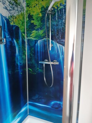 Bruser, brusehoved med spredningseffekt, håndklæder, Sæbe