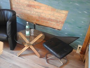 Basic Twin Room | Living area | 50-inch TV with satellite channels - JaNettes Gästehaus (Bad Doberan)