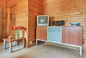 Basic-Bungalow, 2 Schlafzimmer, Nichtraucher (3 Pers) | Wohnbereich | 40-Zoll-Fernseher mit Kabelempfang