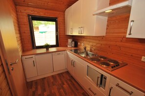 Bungalow Confort, sauna | Cuisine privée | Réfrigérateur, micro-ondes, plaque de cuisson, lave-vaisselle