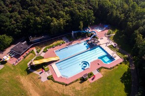 Kolam renang indoor dan kolam renang outdoor musiman