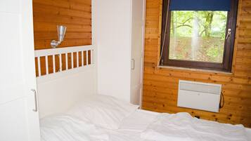 Comfort-bungalow, sauna | Yksilöllisesti kalustettu, kannettavalle tietokoneelle sopiva työtila