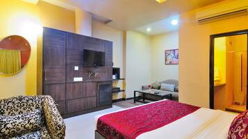 Deluxe Double or Twin Room, Park View | 1 bedroom, in-room safe, desk, laptop workspace