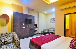 1 habitación, caja de seguridad en la habitación y escritorio