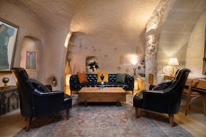 Rupestral Grand Suite | Salle de séjour | Chauffage par le sol