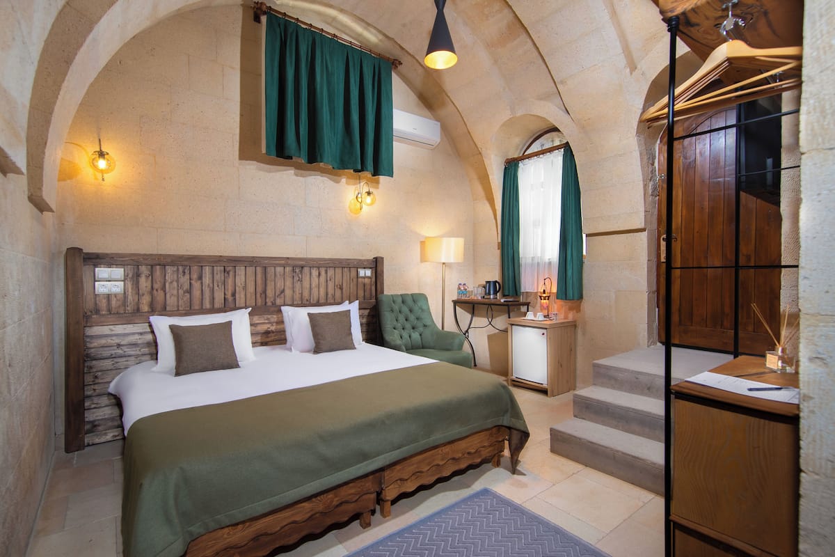 Economy Double or Twin Room | 1 bedroom, premium bedding, minibar, in-room safe