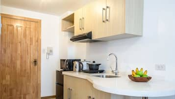 Studio | Private kitchenette | Microwave, electric kettle, dining tables