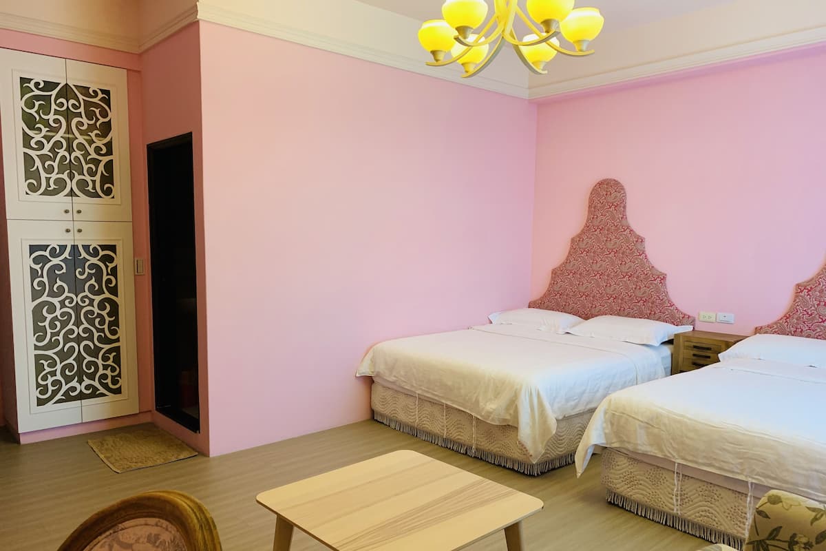 Quadruple Room | Desk, free WiFi, bed sheets