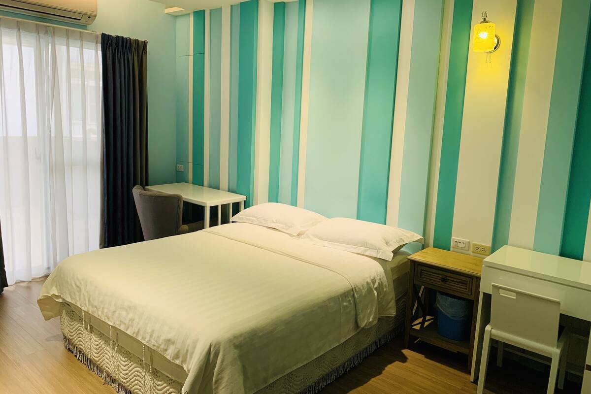Double Room | Desk, free WiFi, bed sheets