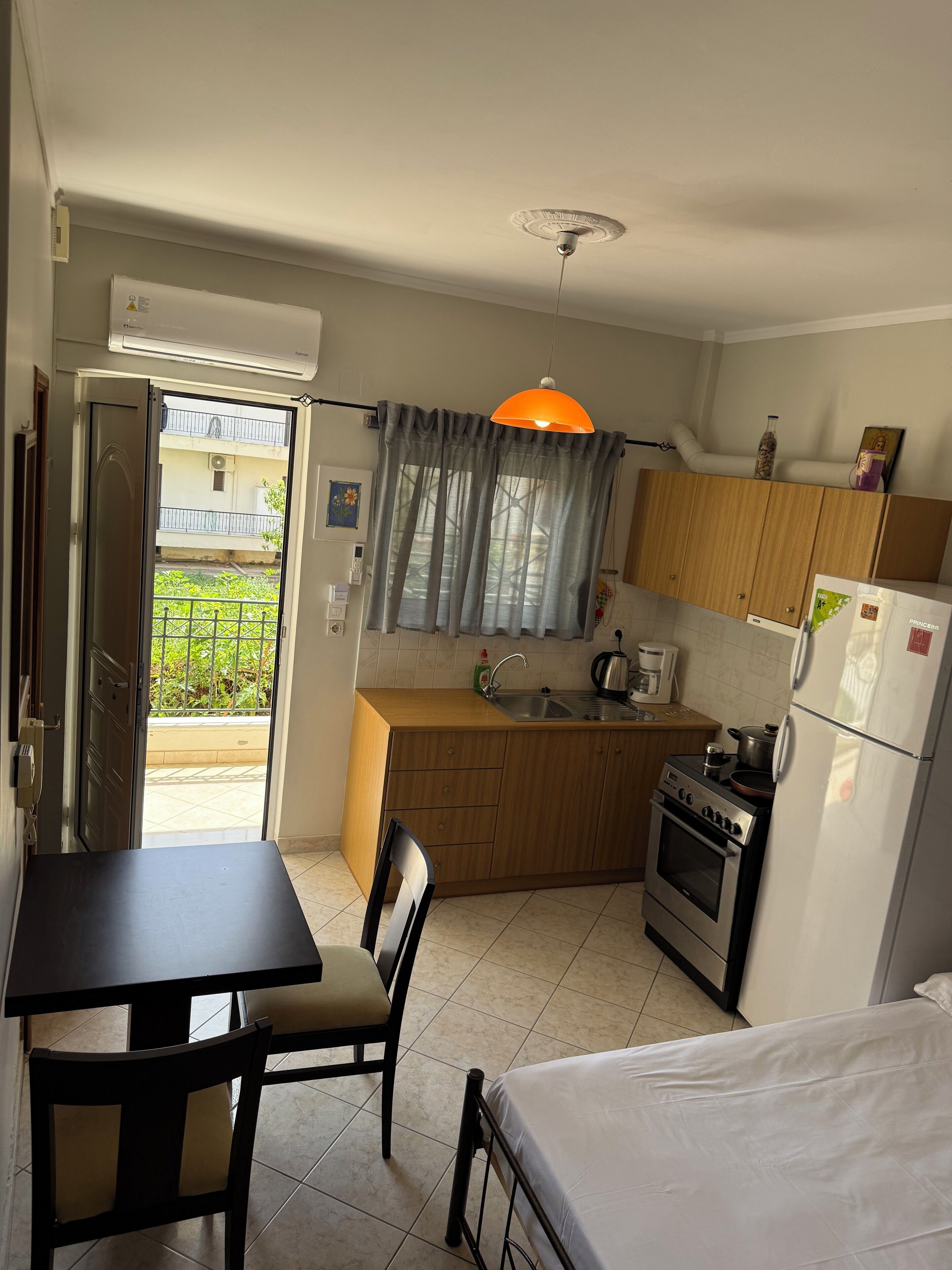 Fridge, oven, stovetop, cookware/dishes/utensils