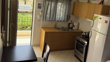 Fridge, oven, stovetop, cookware/dishes/utensils