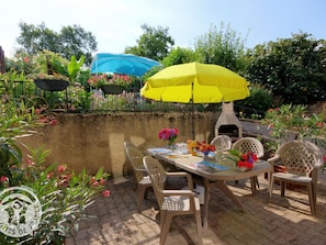 Outdoor dining - Charming Cottage with Terrace and Garden, Pets Welcome (Bussières)