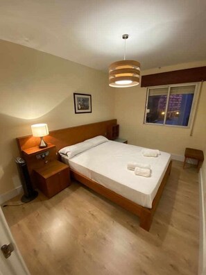 4 bedrooms, iron/ironing board, free WiFi, bed sheets - J&J platja dels capellans (Salou)