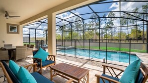 Un espacio al aire libre techado con piscina, mobiliario y vistas del paisaje circundante.