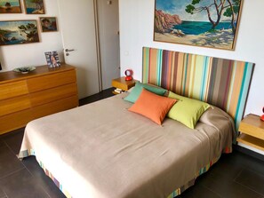 4 chambres, coffres-forts dans les chambres, fer et planche à repasser