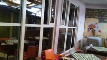 Tilauksen mukaan valmistettu aamiainen maksusta arkipäivisin