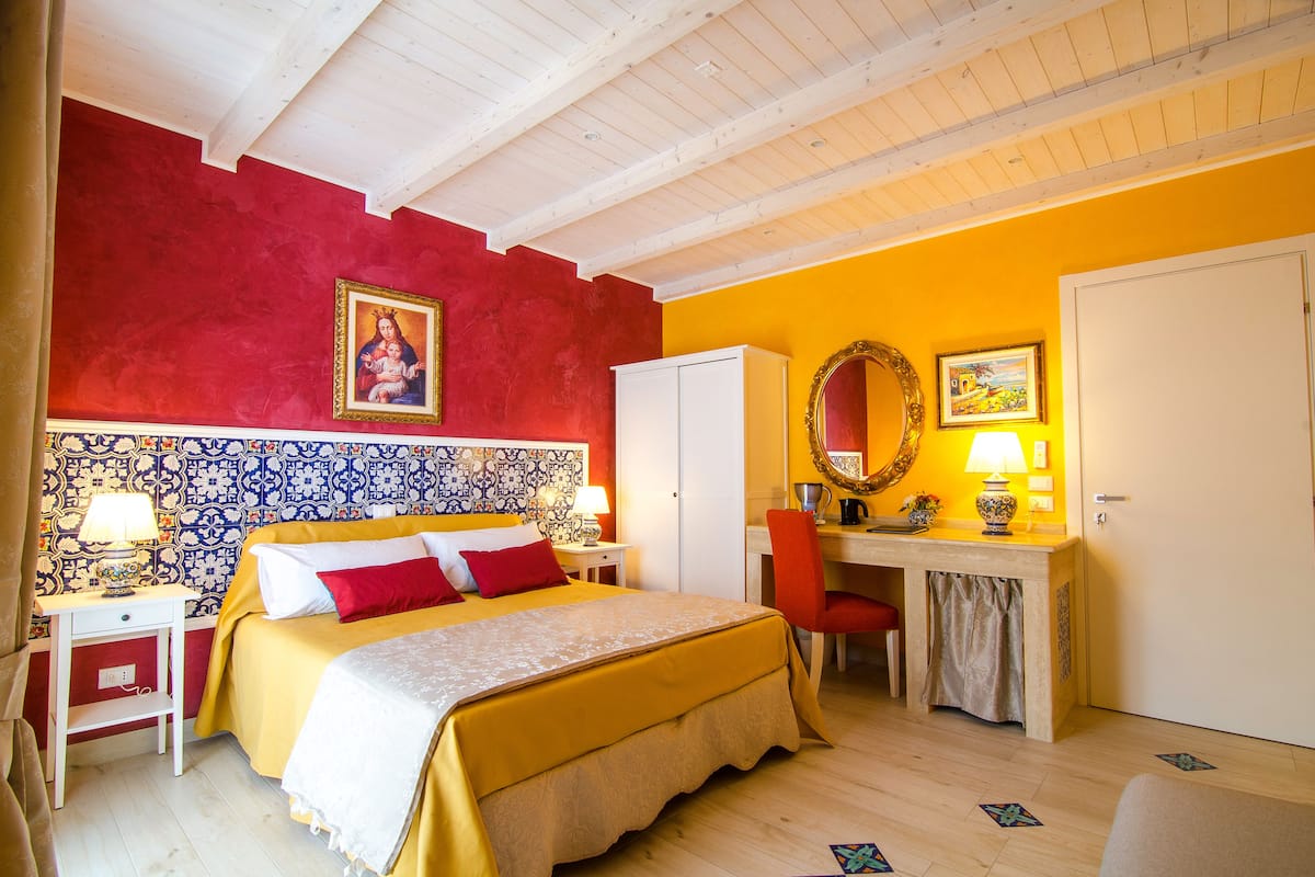 Une chambre à coucher comprenant un lit, un bureau, une chaise et une armoire.