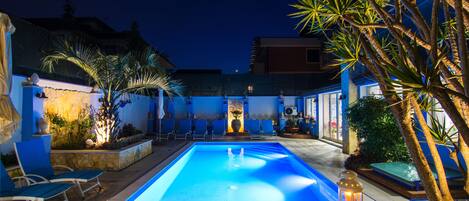 Outdoor pool, pool umbrellas, sun loungers