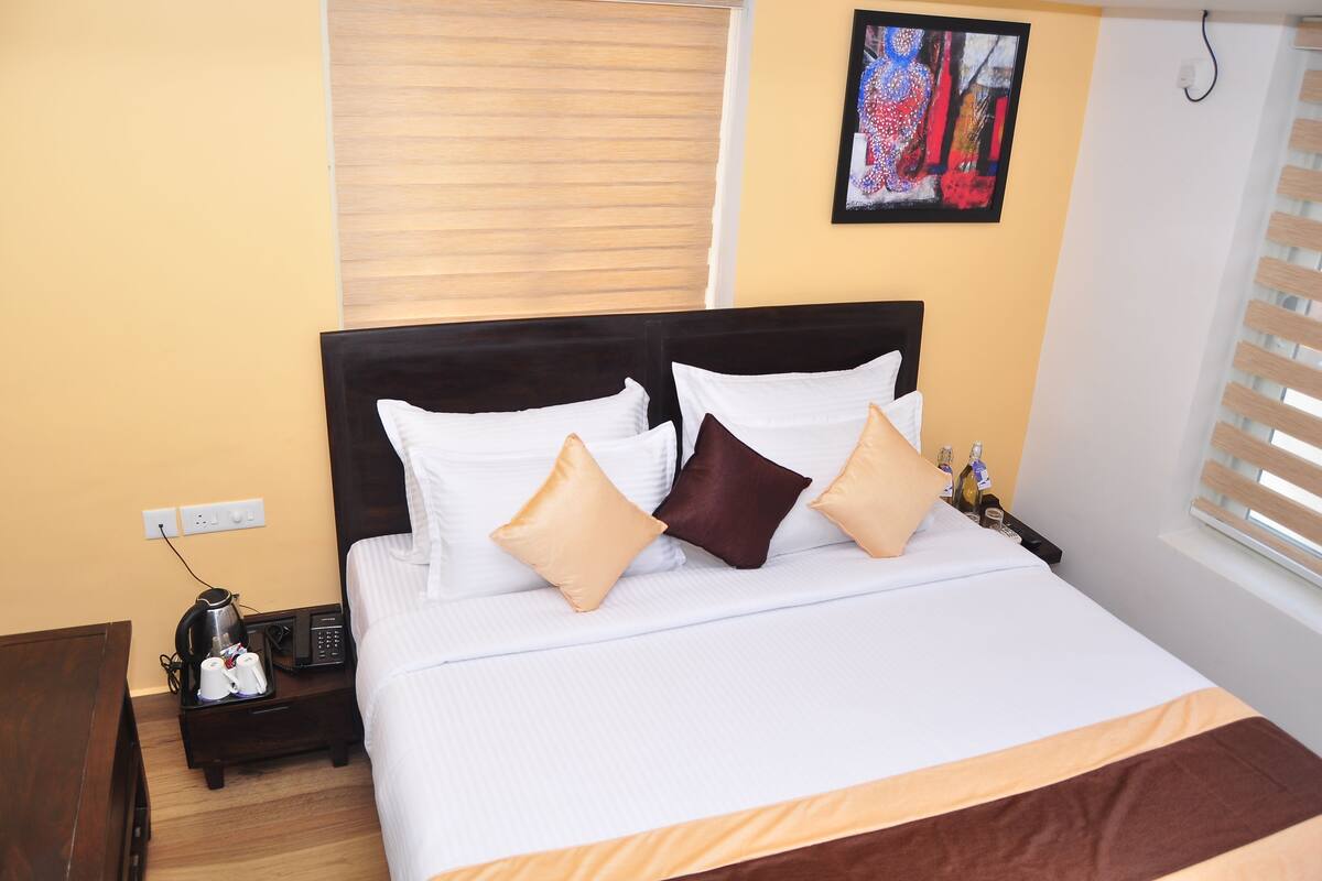 Standard Double Room, 1 King Bed, Valley View | Tempur-Pedic beds, in-room safe, desk, laptop workspace