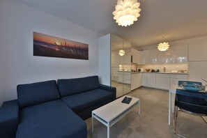TV, offices - Bliżej Morza 14 | One Bedroom Apartment | Gym (Kolobrzeg)