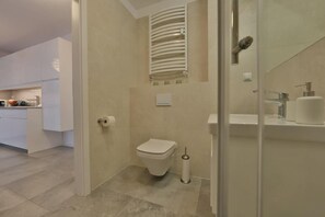 Dusche, Haartrockner, Handtücher, Shampoo