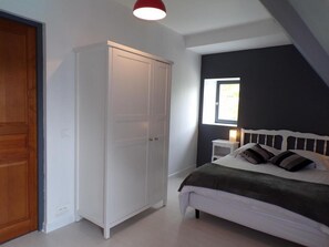 4 bedrooms, iron/ironing board, travel cot, Internet