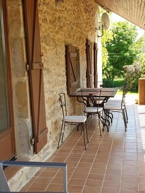 Outdoor dining - Gîte Le Chant des Ifs (Bio)