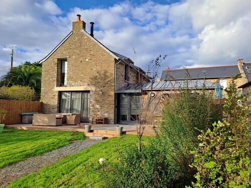 LA VIGNE FLEURIE, family house 450m from the beach