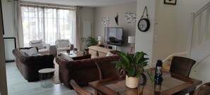 Smart-tv, videospelletjes, een dvd-speler en boeken