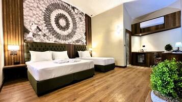 Habitación triple estándar | Caja fuerte, cortinas opacas, wifi gratis y ropa de cama