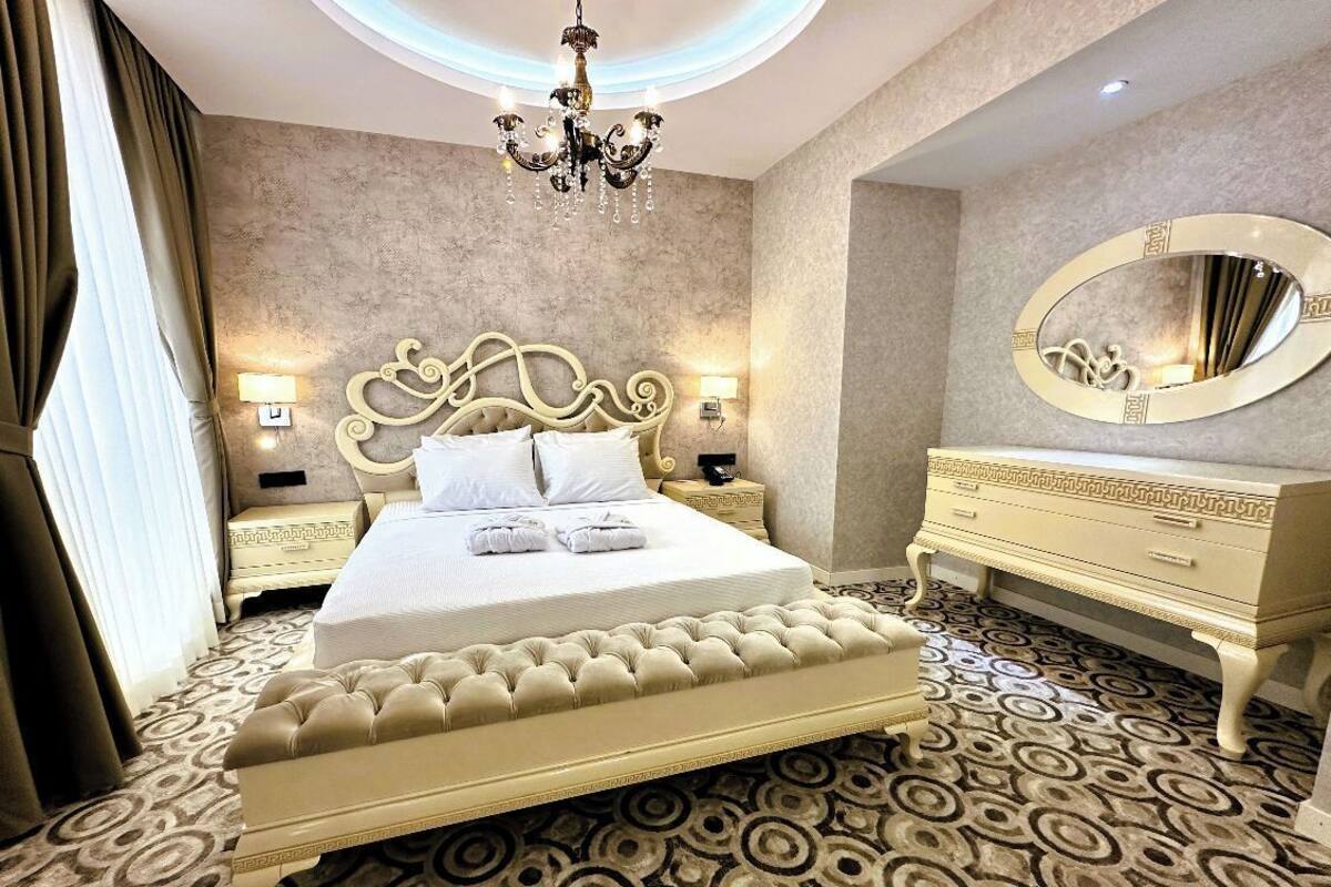 Presidential Room | In-room safe, blackout drapes, WiFi (free), bed sheets