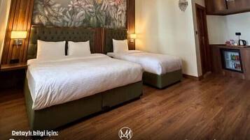 Habitación triple familiar | Caja fuerte, cortinas opacas, wifi gratis y ropa de cama
