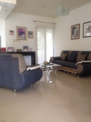 Living area - Mansion in Nabua, Bicol for relaxation and family w/ parking and breakfast (Nabua)
