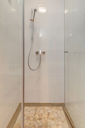 Appartamento | Bagno | Doccia, asciugacapelli, asciugamani, sapone
