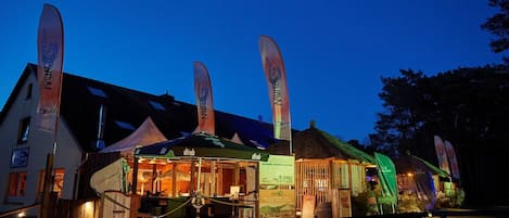 Fassade der Unterkunft – Abend/Nacht